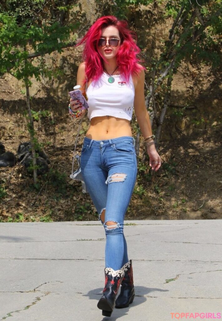Bella Thorne en una sesión exclusiva de OnlyFans