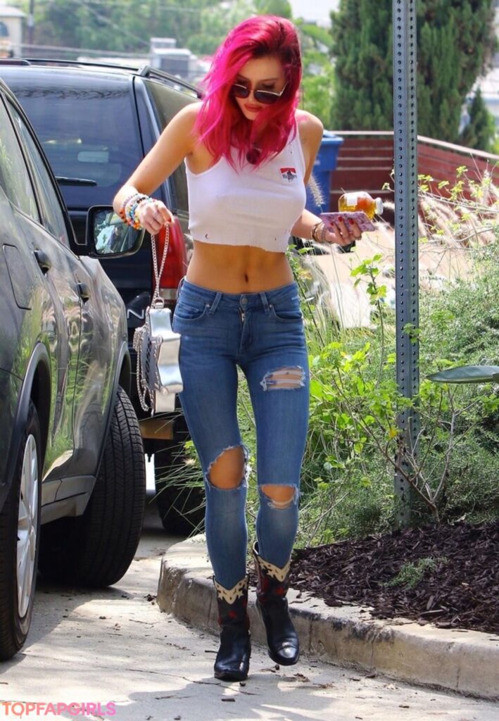 Bella Thorne en una sesión exclusiva de OnlyFans