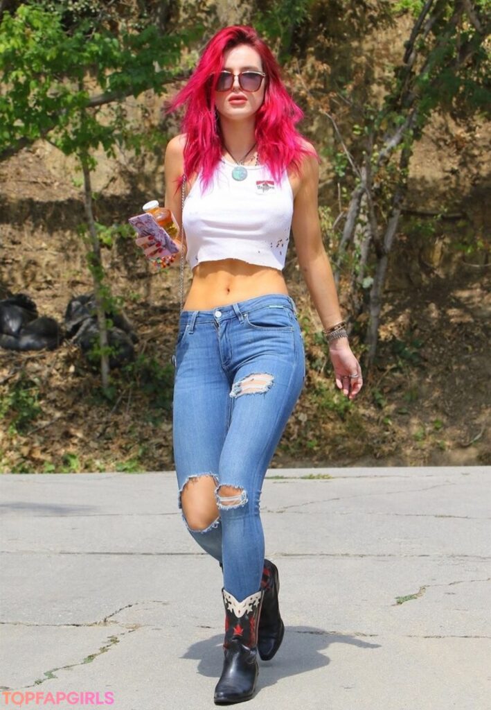 Bella Thorne en una sesión exclusiva de OnlyFans