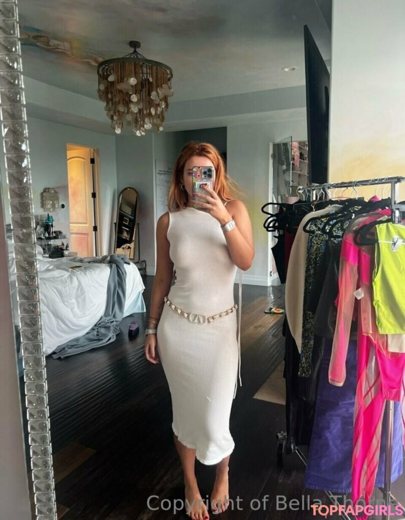 Bella Thorne en una sesión exclusiva de OnlyFans