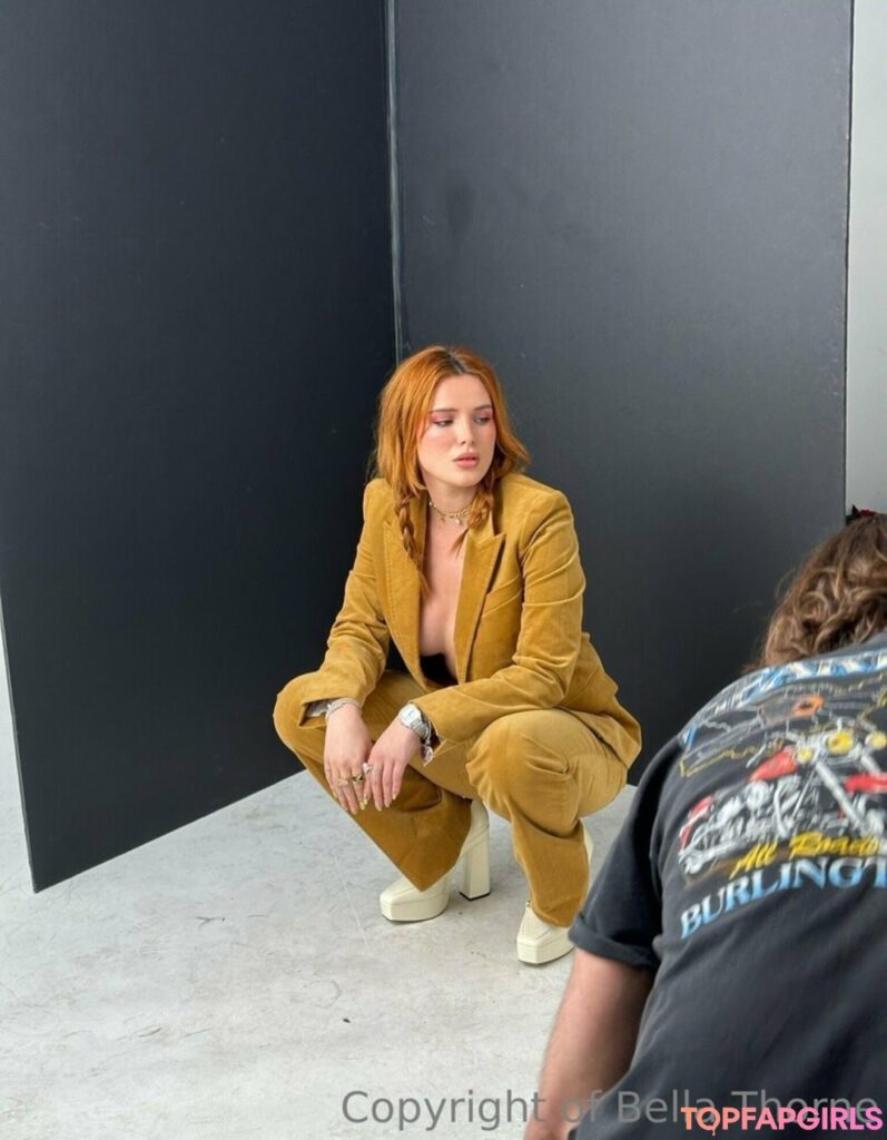 Bella Thorne en una sesión exclusiva de OnlyFans