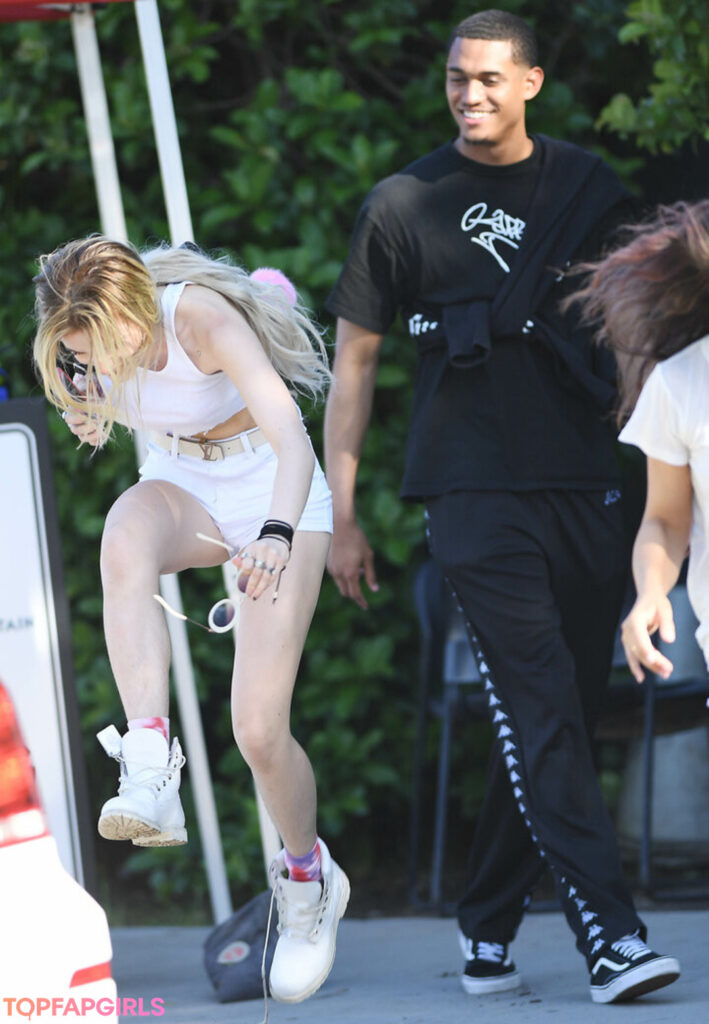 Bella Thorne en una sesión exclusiva de OnlyFans