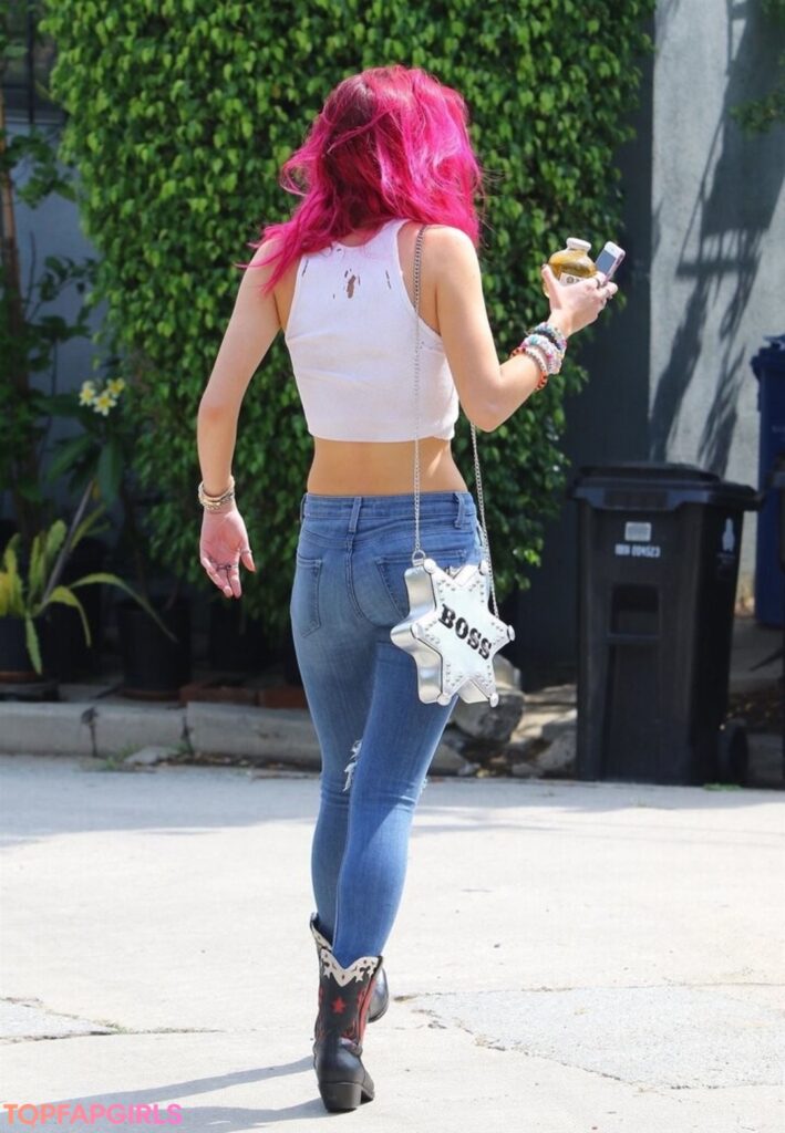 Bella Thorne en una sesión exclusiva de OnlyFans