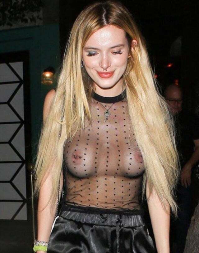 Bella Thorne y Abella Danger en un beso apasionado
