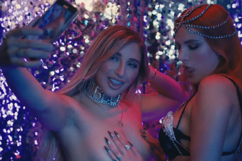 Bella Thorne y Abella Danger en un beso apasionado