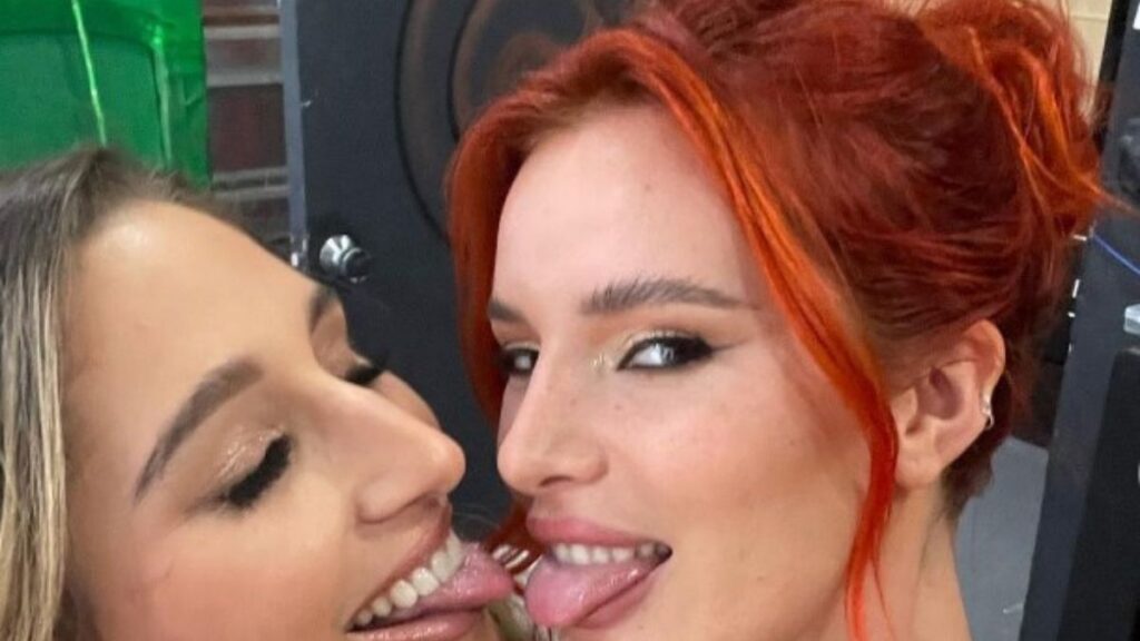 Bella Thorne y Abella Danger en un beso apasionado
