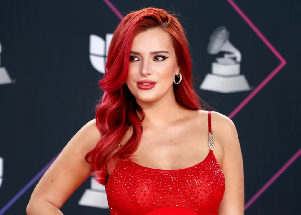 Bella Thorne y Abella Danger en un beso apasionado