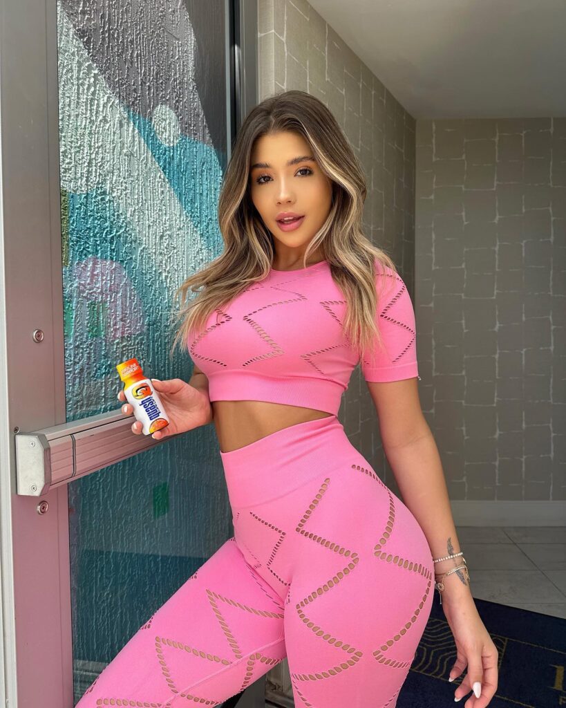 Brenda Guzman posando con estilo para OnlyFans y redes sociales