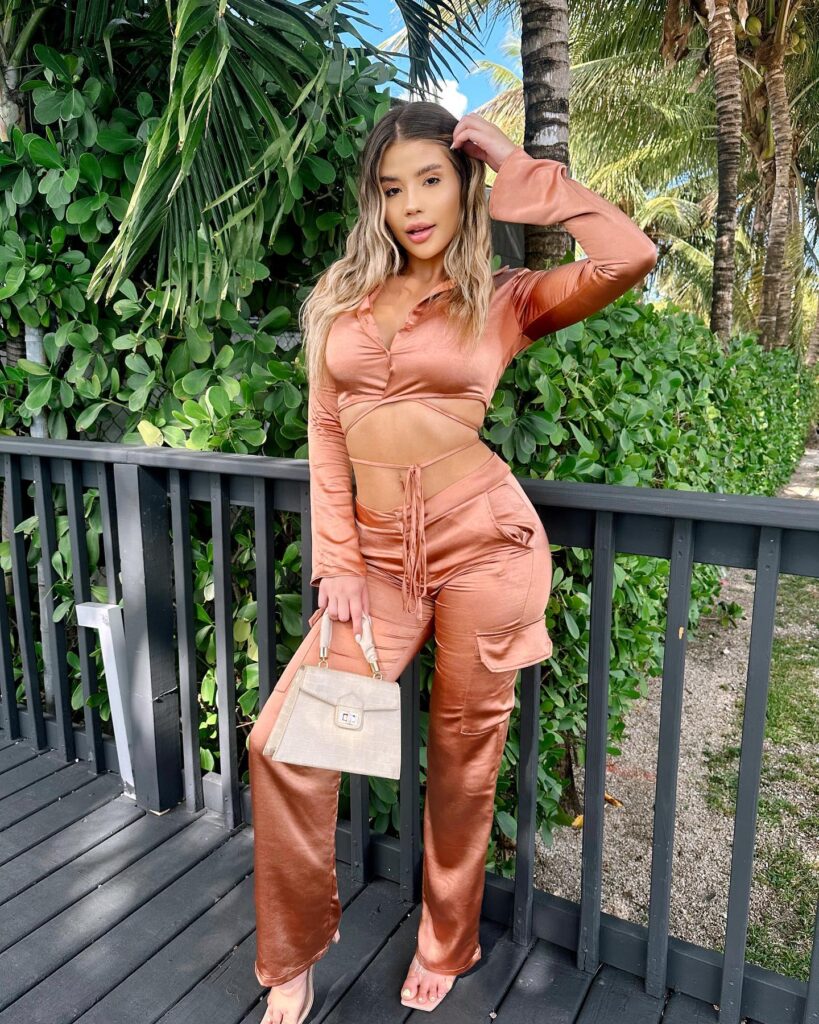 Brenda Guzman posando con estilo para OnlyFans y redes sociales