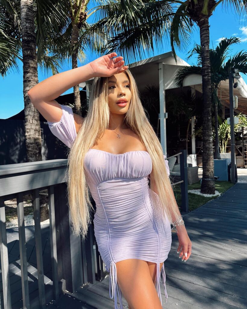 Brenda Guzman posando con estilo para OnlyFans y redes sociales