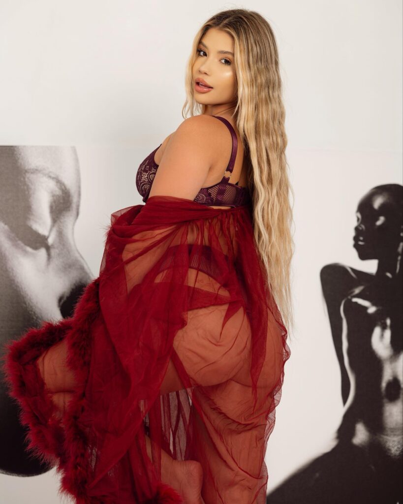 Brenda Guzman posando con estilo para OnlyFans y redes sociales