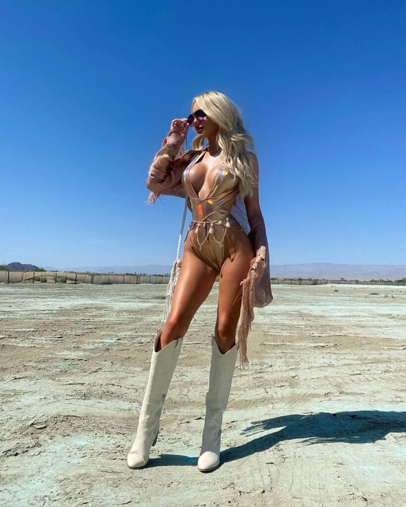 Sophie Saint, cantante, y súper modelo de OnlyFans, posa hot a la cámara