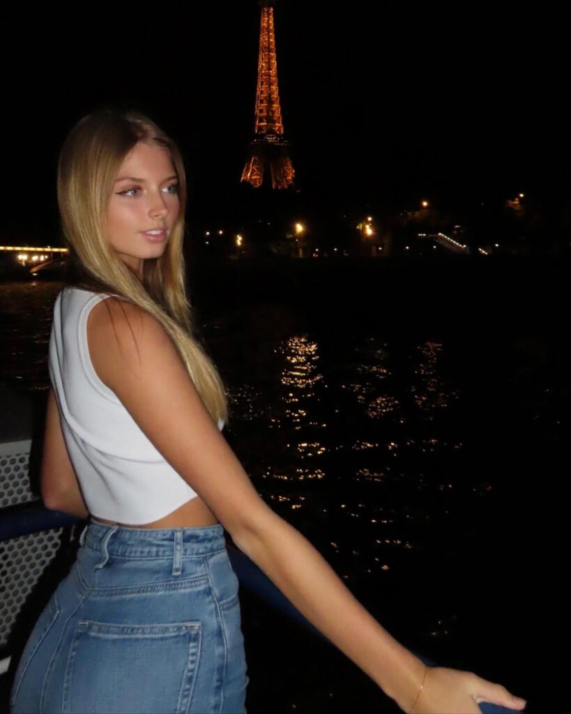 Ieva Kursev, posando bella y sensual para la cámara