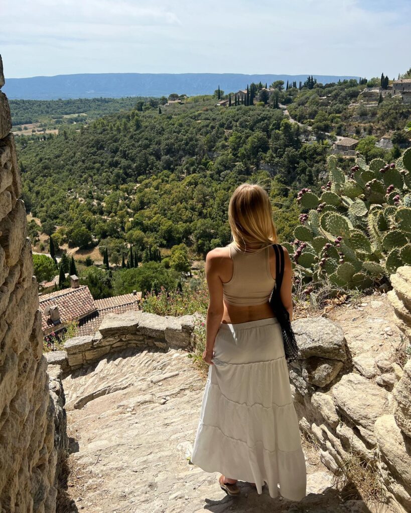 Ieva Kursev, posando bella y sensual para la cámara