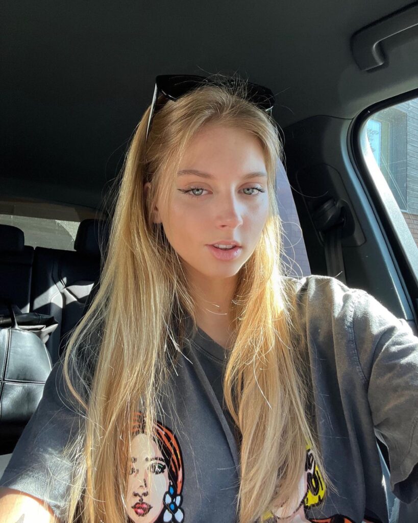 Ieva Kursev, posando bella y sensual para la cámara