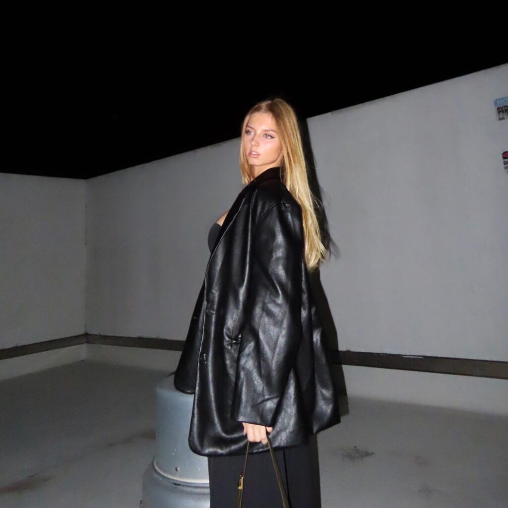 Ieva Kursev, posando bella y sensual para la cámara