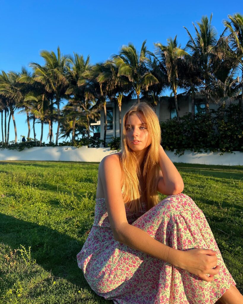 Ieva Kursev, posando bella y sensual para la cámara