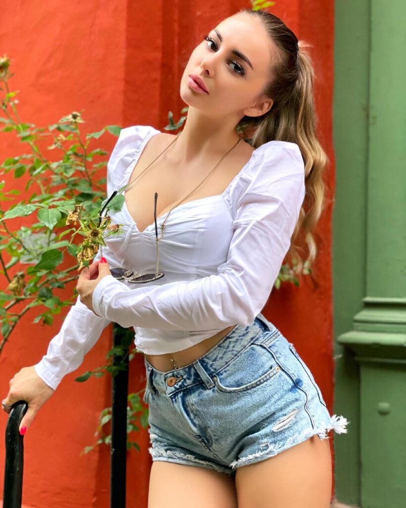 Ivanka Peach muestra su cuerpo curvilíneo y enciende a sus seguidores de Instagram y OnlyFans