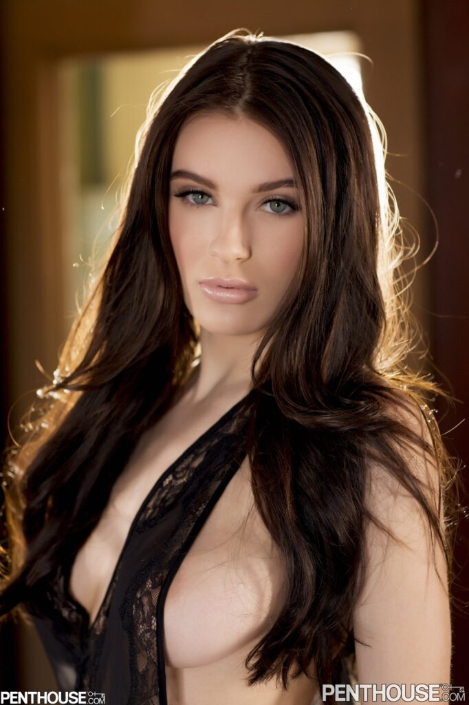 Lana Rhoades, modelo erótica y ex actriz porno, en una sesión fotográfica hot