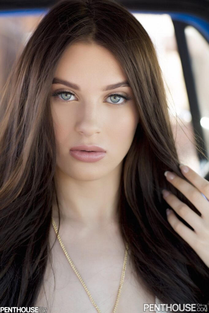 Lana Rhoades, modelo erótica y ex actriz porno, en una sesión fotográfica hot