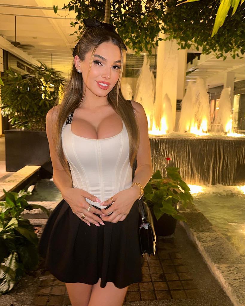 Lyna Pérez cautivadora en modelo estadounidense