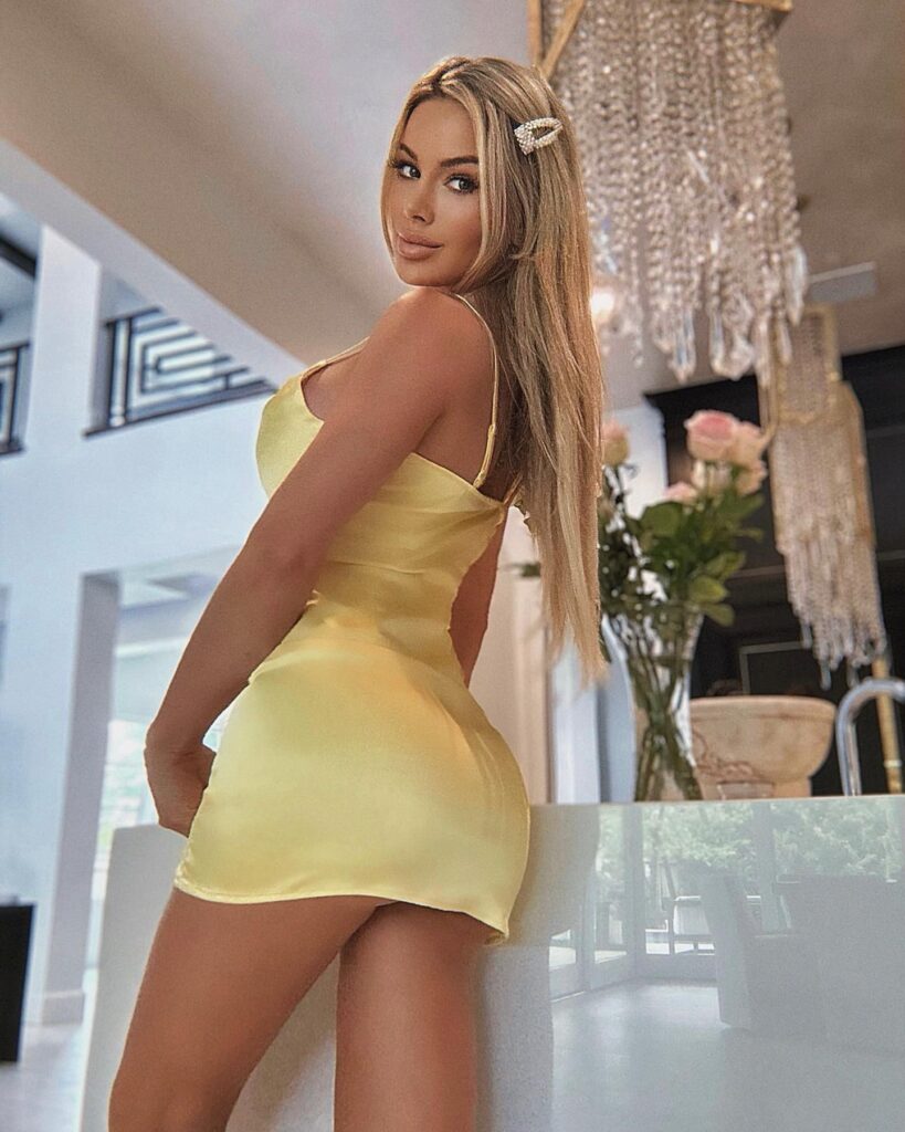 Contenido exclusivo de Natalie Gauvreau posando para OnlyFans