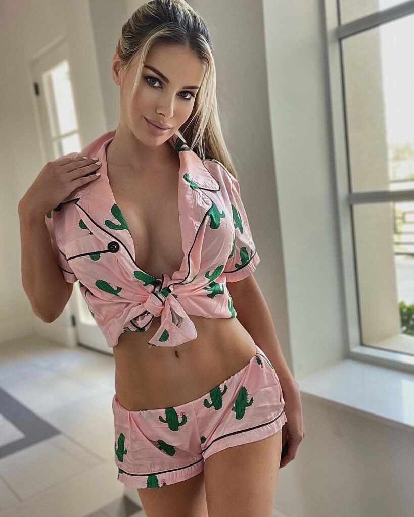Contenido exclusivo de Natalie Gauvreau posando para OnlyFans