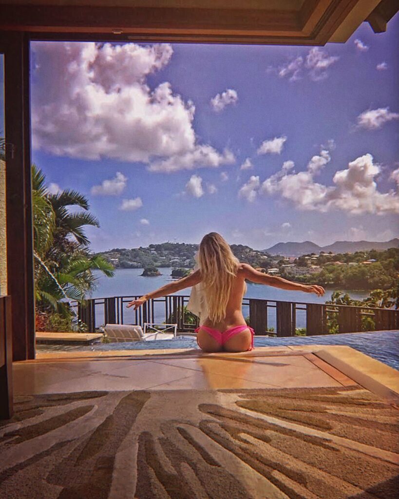 Contenido exclusivo de Natalie Gauvreau posando para OnlyFans