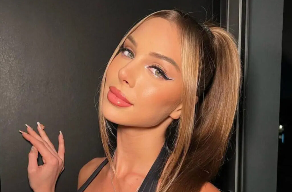 Romina Malaspina, modelo y estrella argentina, en una pose deslumbrante