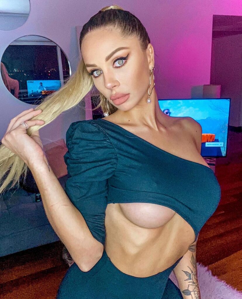 Romina Malaspina, modelo y estrella argentina, en una pose deslumbrante