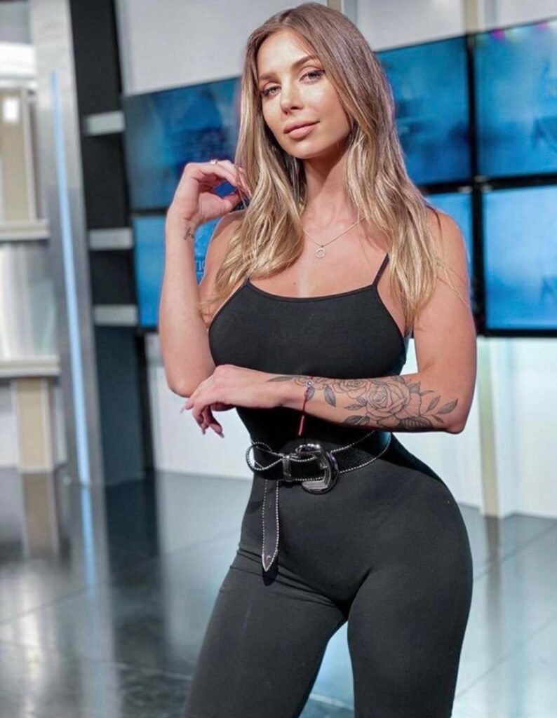 Romina Malaspina, modelo y estrella argentina, en una pose deslumbrante
