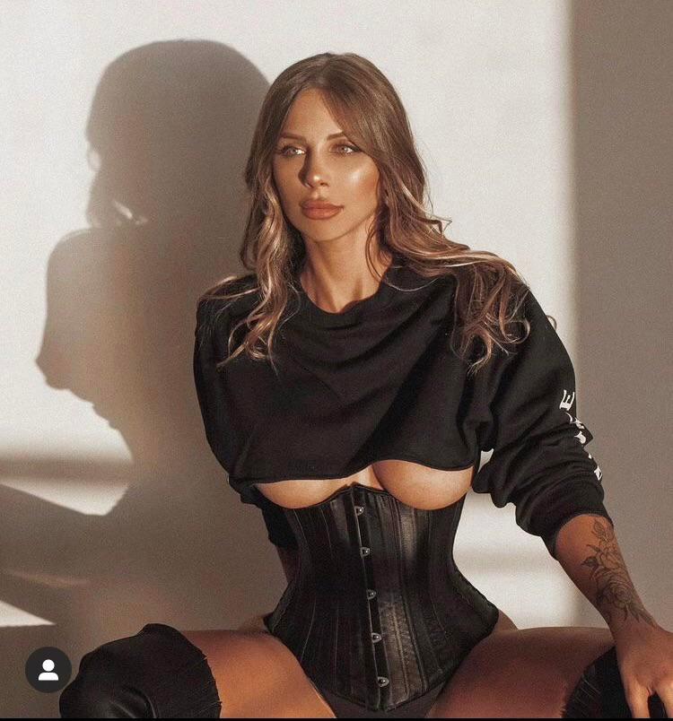 Romina Malaspina, modelo y estrella argentina, en una pose deslumbrante