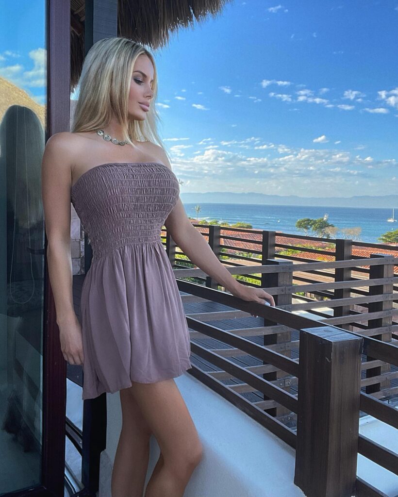 Contenido exclusivo de Natalie Gauvreau posando para OnlyFans