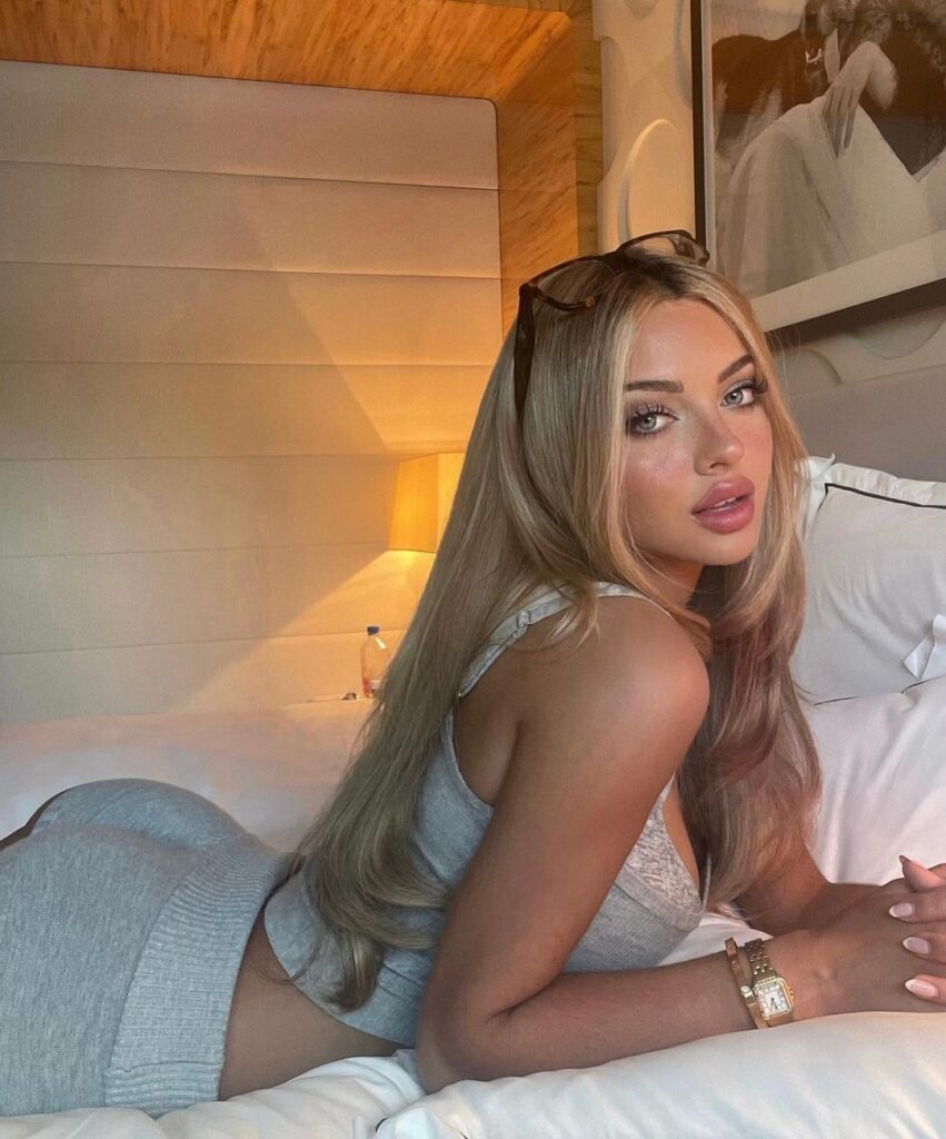 Sophie Saint, cantante, y súper modelo de OnlyFans, posa hot a la cámara