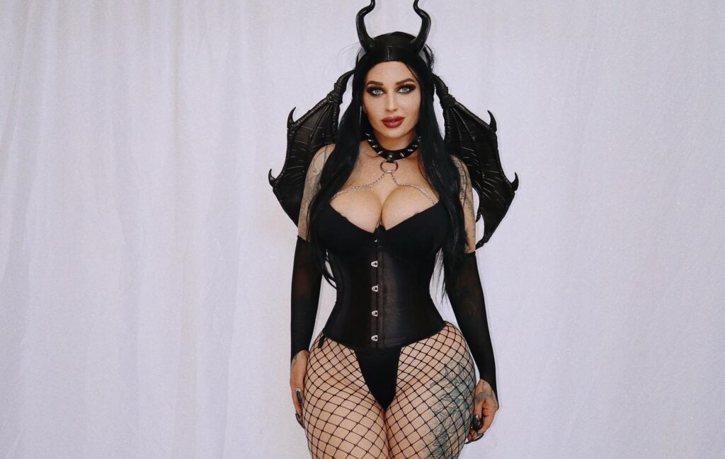 Vicky Aisha, modelo australiana, en una pose impresionante luciendo sus enormes pechos