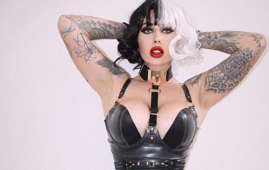 Vicky Aisha, modelo australiana, en una pose impresionante luciendo sus enormes pechos