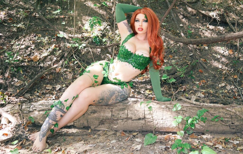 Vicky Aisha, modelo australiana, en una pose impresionante luciendo sus enormes pechos