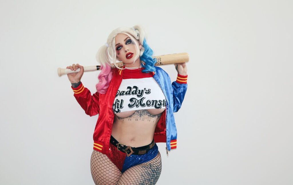 Vicky Aisha, modelo australiana, en una pose impresionante luciendo sus enormes pechos