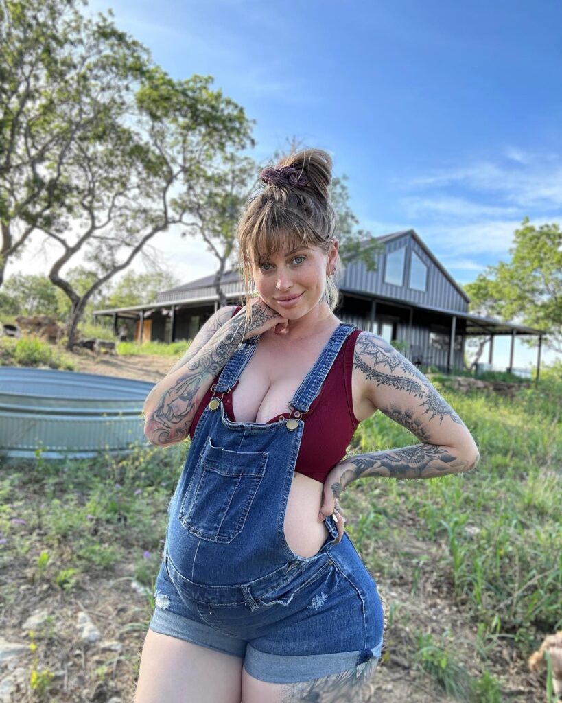 Vicky Aisha, modelo australiana, en una pose impresionante luciendo sus enormes pechos