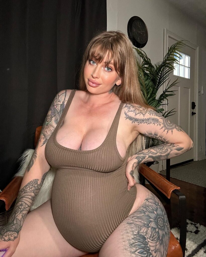 Vicky Aisha, modelo australiana, en una pose impresionante luciendo sus enormes pechos