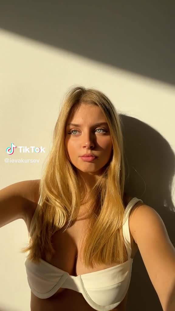 Ieva Kursev, posando bella y sensual para la cámara