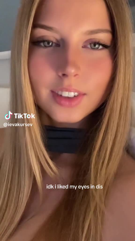 Ieva Kursev, posando bella y sensual para la cámara