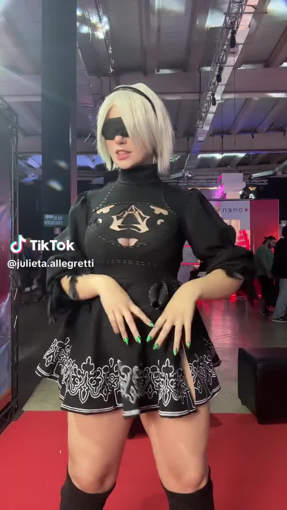 Julieta Allegretti (GirlofNox) en una pose seductora y al límite.