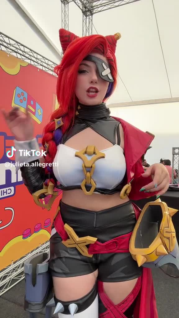 Julieta Allegretti (GirlofNox) en una pose seductora y al límite.