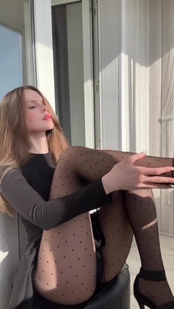 Video de Tasya Mikhailova con look erótico en Fansly