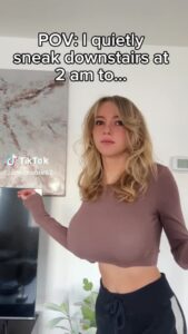 Zoe Moore, la sensación de OnlyFans, deslumbra con su personalidad única y estilo inconfundible.