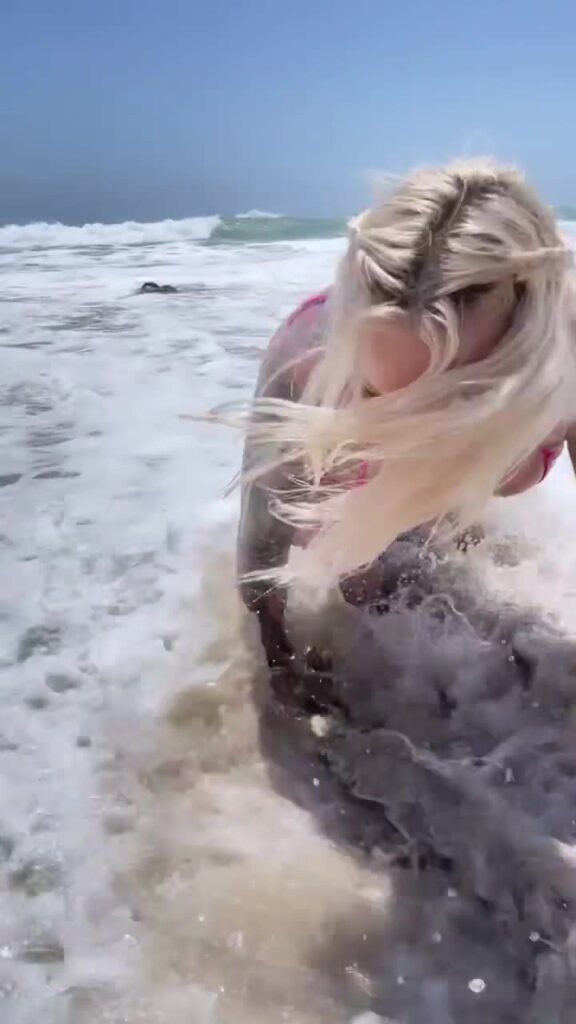 Viking Barbie, la celebritie estadounidense de OnlyFans, posa poderosa y sensual