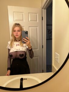 Zoe Moore creando contenido hot para sus seguidores en OnlyFans y redes sociales