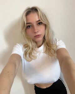 Zoe Moore creando contenido hot para sus seguidores en OnlyFans y redes sociales